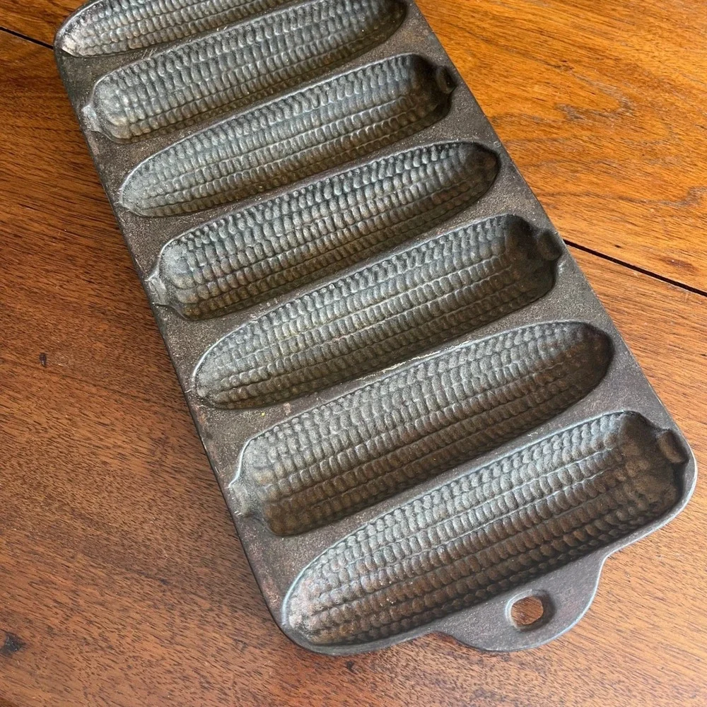 Antique Unmarked Lodge 7S Cornbread‎ Cast Iron Pan